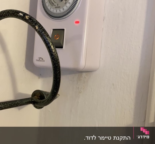 שעון טיימר חשמלי עם נורית חיווי אדומה